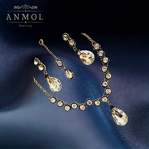 Elegant Necklace set with Gemstone